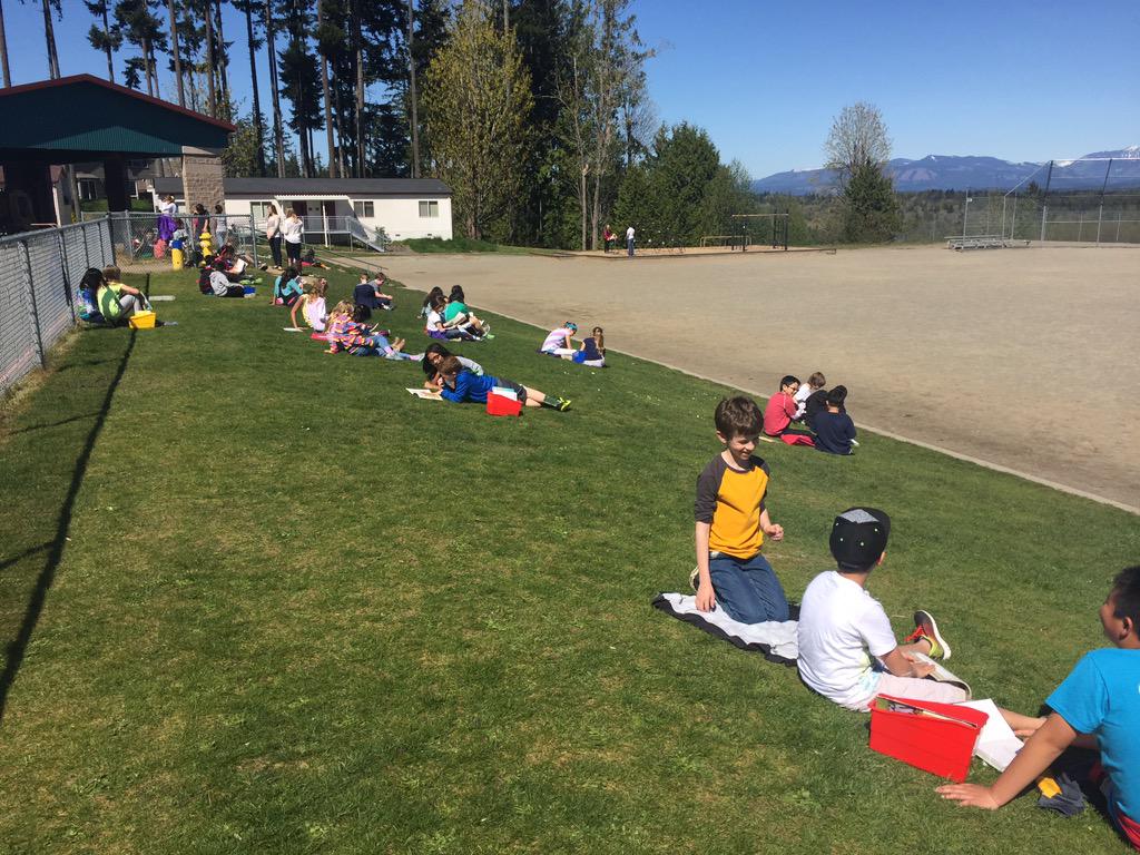 CASciTech's tweet image. Enjoying the sunshine with our reading buddies!