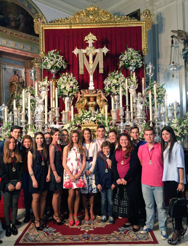 JOPI_1991's tweet photo. Pequeña parte de nuestro gran grupo joven en el primer dia de triduo. Sol radiante, cruz de mayo.. http://t.co/2e6EwMUwtZ