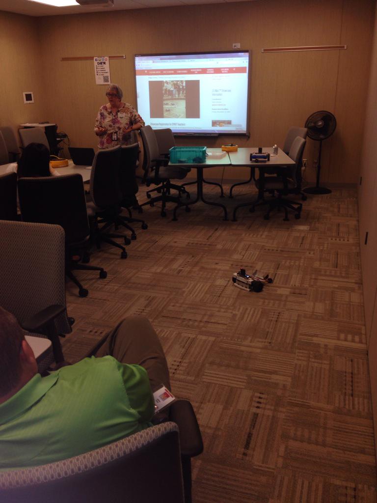 DeFreec's tweet photo. Robots - Ceenbots engineering in the classroom. #mps_STEM http://t.co/c8RGsqCUCQ