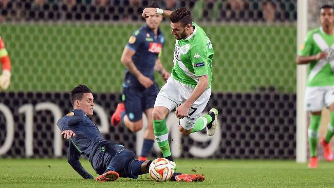 BILD's tweet photo. Wolfsburg verliert gegen Neapel mit 1:4 und ist schon fast draußen.
#WOBNAP #UEL. http://t.co/ERDto8gZq9 http://t.co/Br3SoPhHNm