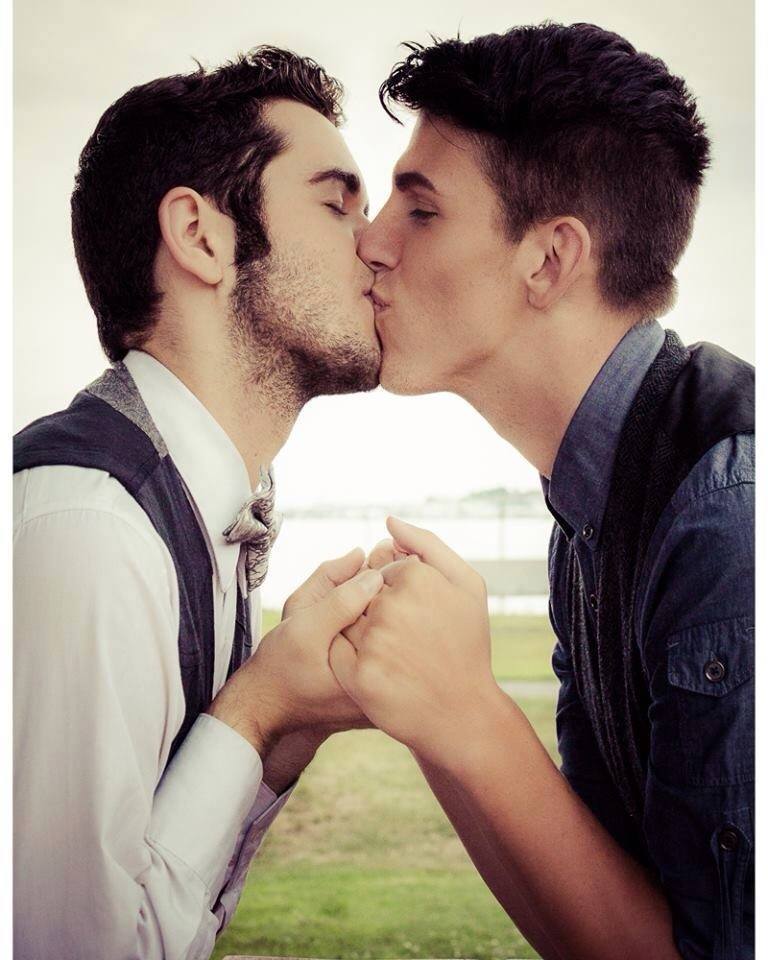 Натурала делают геем. Любовь парней. Любовь двух мужчин. Мужчины целуются. Однополая любовь.