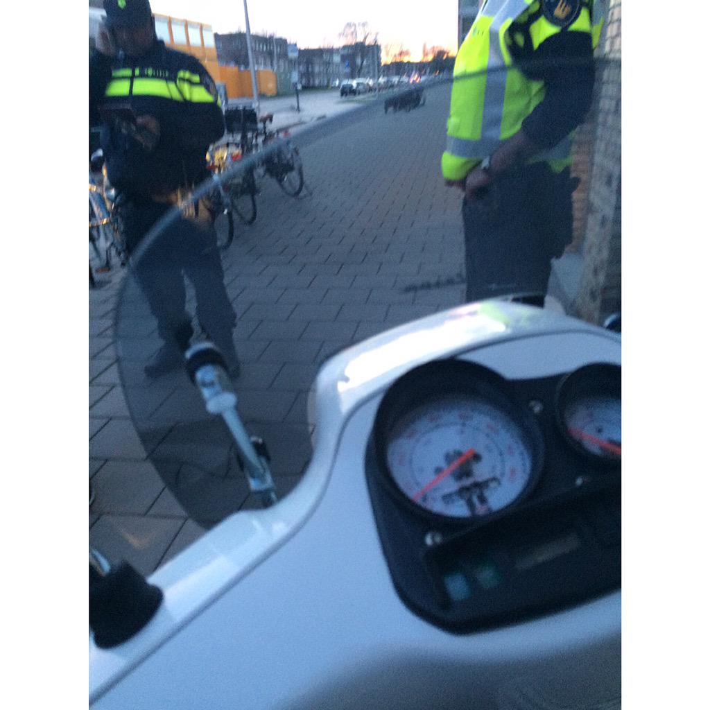 Raaachiidd's tweet photo. Honden hebben echt niks te doen http://t.co/gFFCdRCDXe
