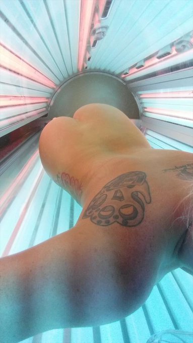 Getting these buns tan for pink pony tonight! http://t.co/Gf2OgTHsCj