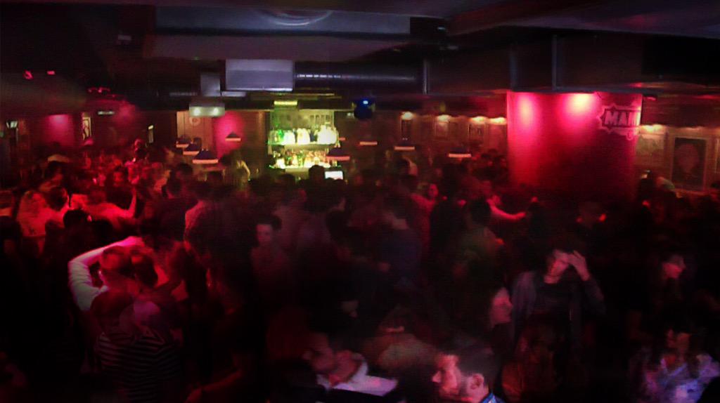 SalaMamboJaen's tweet photo. Acabamos como empezamos!! Pedazo de noche! Gracias a todos!!!! Mañana mas 😉 http://t.co/lkz4v5XUaJ
