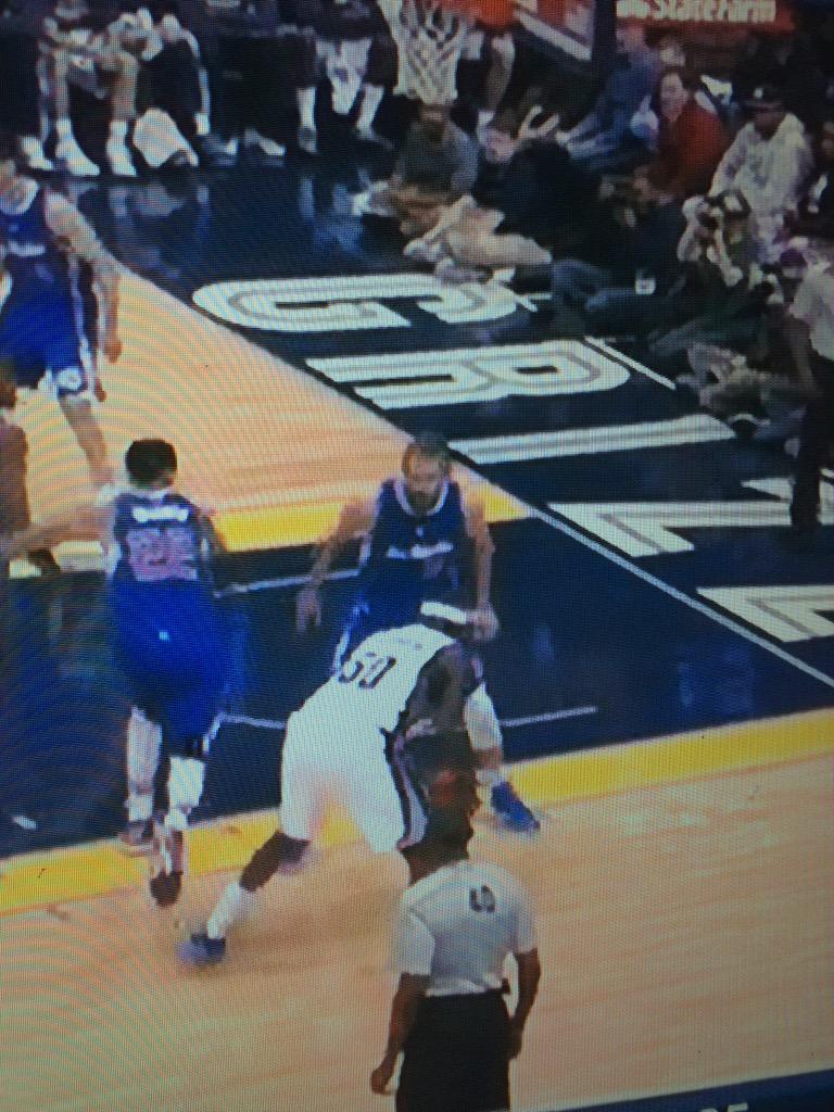 mrkevincollier's tweet image. Bad defenders drop their RIGHT hand when ZBO is in trpl threat. #classicmistake @aldridge_12 @rolopez42 @ChrisKaman