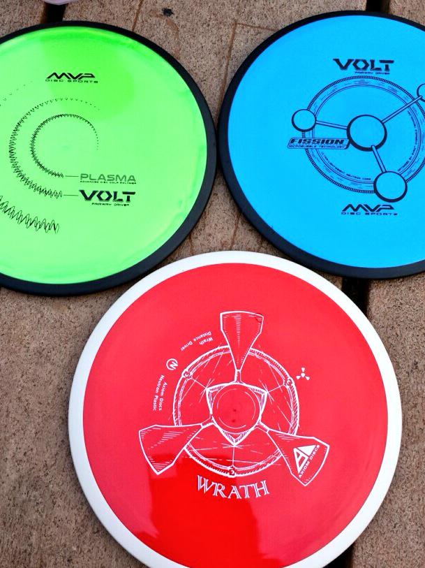 DoubleBogeyDG's tweet photo. These babes showed up today from our friends @MVPDiscSports &amp; @AxiomDiscs #ThrowGYRO #DiscGolf #Plasma #Fission http://t.co/1EYUsvjkL0