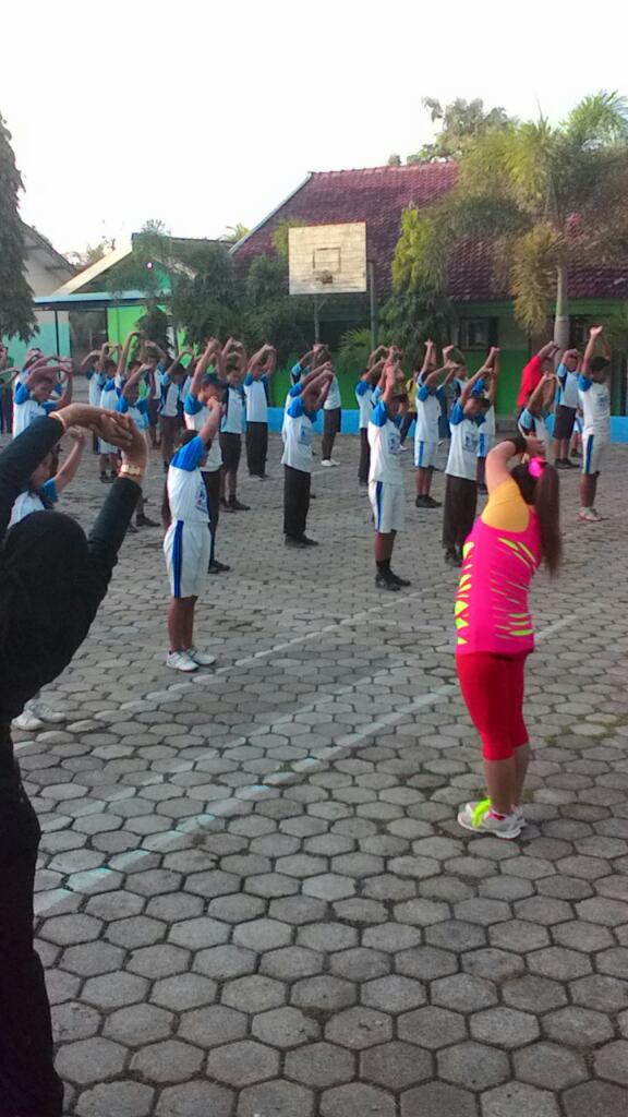 smpndubang's tweet photo. @sulihtiyono @a_azwarnas Jumat Seht dengan hadirkan seorang Instruktur senam http://t.co/Jvuo4R8OmH