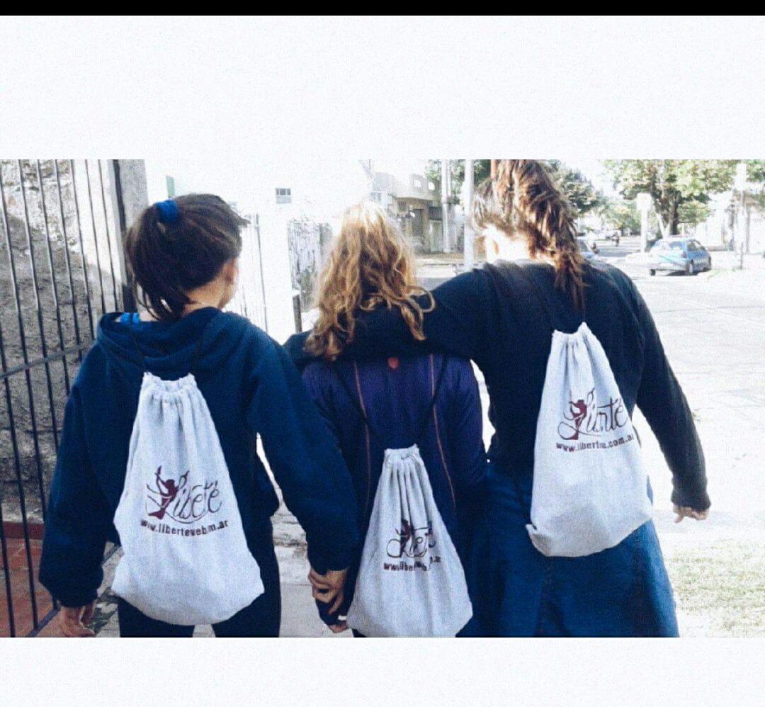 LiberteEstudio's tweet photo. Alumnas de jazz y clásico con sus mochilas de @LiberteEstudio. 
Hermosas!! http://t.co/RfA8L9Tbaa