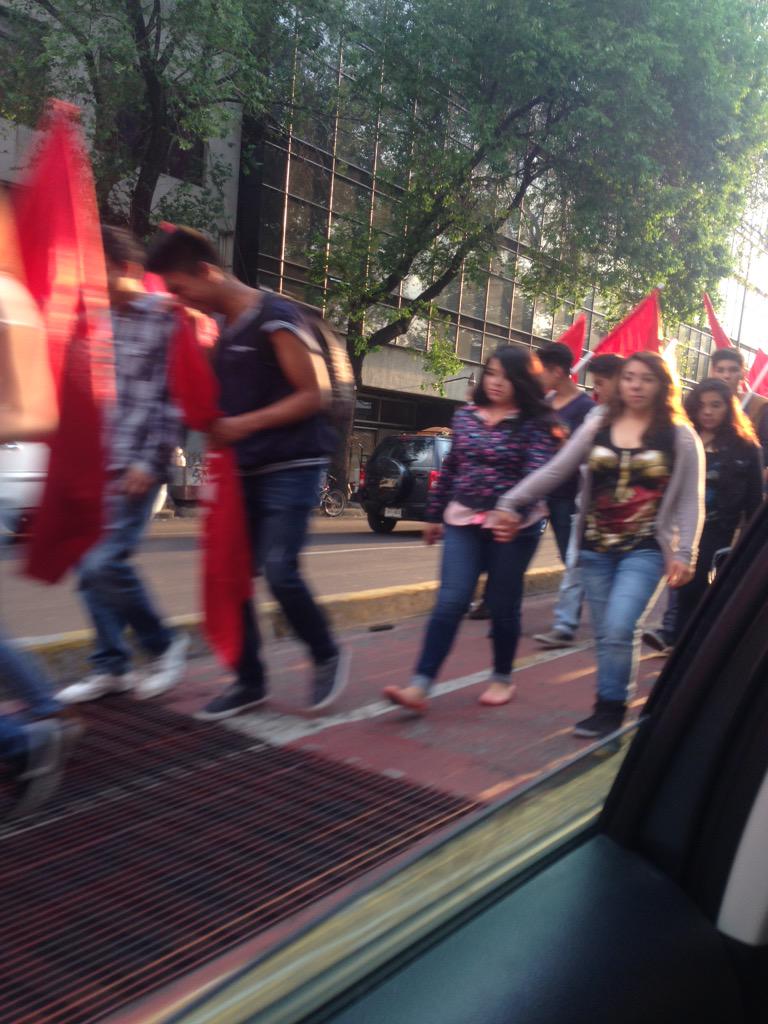 CharlieWaffles1's tweet photo. Aquellos que deciden manifestarse por la banqueta... http://t.co/v5AATzyEwx