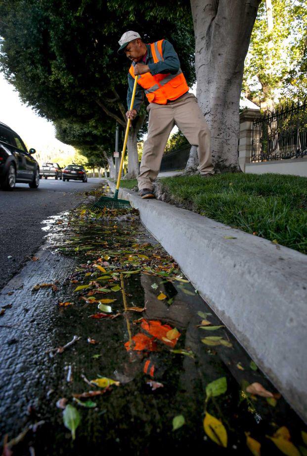 SFChronWatch's tweet photo. Chronicle Watch: Send us your tips about Bay Area water wasters http://t.co/qarxdPHyXT via @SFGate http://t.co/EfC1otvg8P