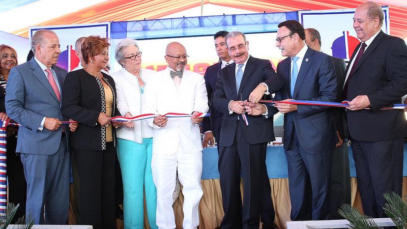 romananews's tweet photo. Presidente @DaniloMedina inauguró hoy el Centro de Diagnóstico y Atención Primaria Villa Caleta. http://t.co/nETbqmVahu