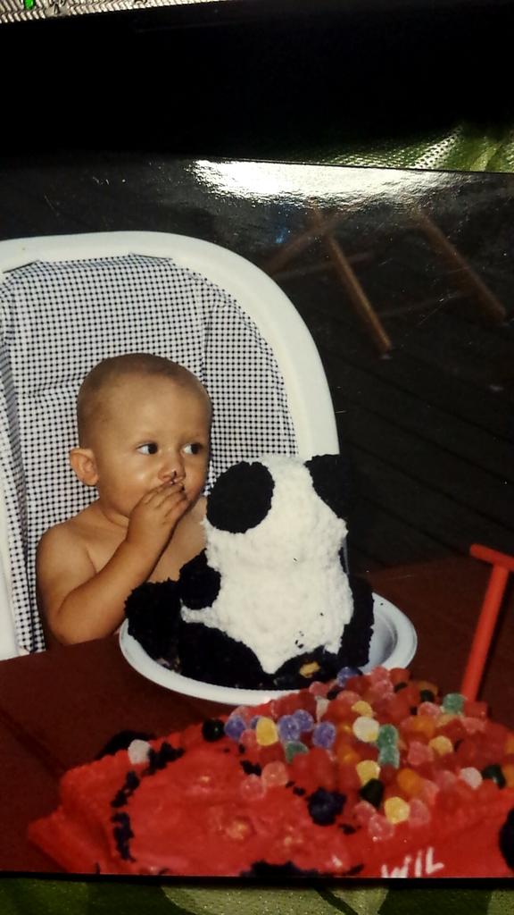 Wil4VP's tweet photo. Hey SEMASC, i hope you enjoy this picture of me eating a panda cake :) http://t.co/PWRxvT5Und