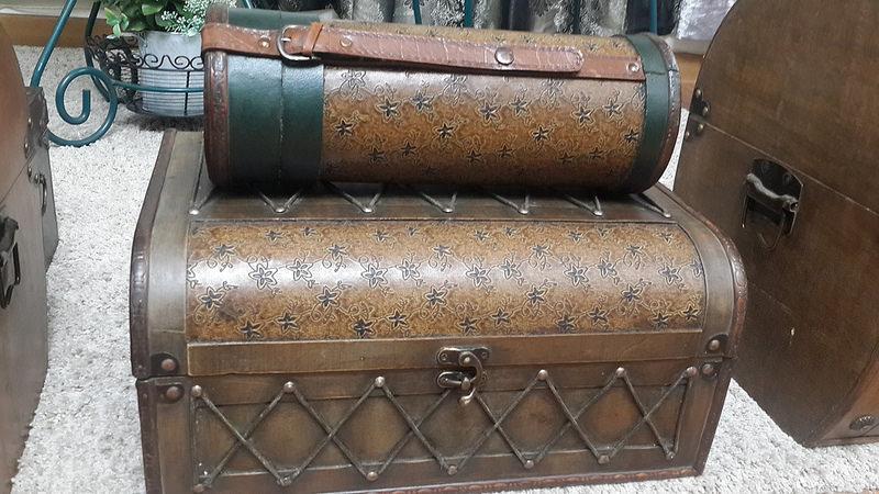 ceocenter's tweet image. 루이비통 본사에도 없는 구한말 루이비통 골동품입니다.
사진 위의 둥근 통은 여성화장품이며 아래는 장신구를 보관한걸로 보입니다.
판매는 하지 않고 대여는 가능합니다. 010-5032-0550.