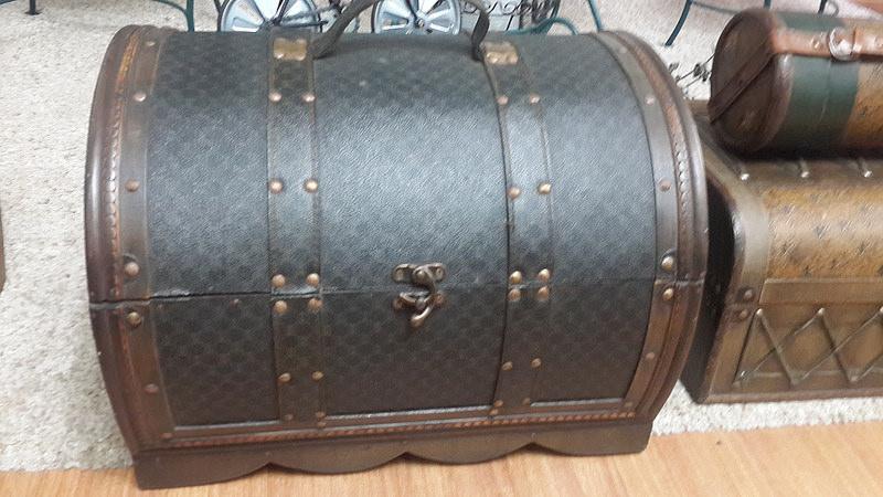 ceocenter's tweet image. 100년이 지났는데도 중후함이 그대로 살아 있는 구한말 루이비통 골동품입니다.
트렁크 형태이며 안팍이 모두 목재로 구성되어 있습니다. 판매는 절대 하지 않습니다.
 대여는 가능합니다.010-5032-0550.