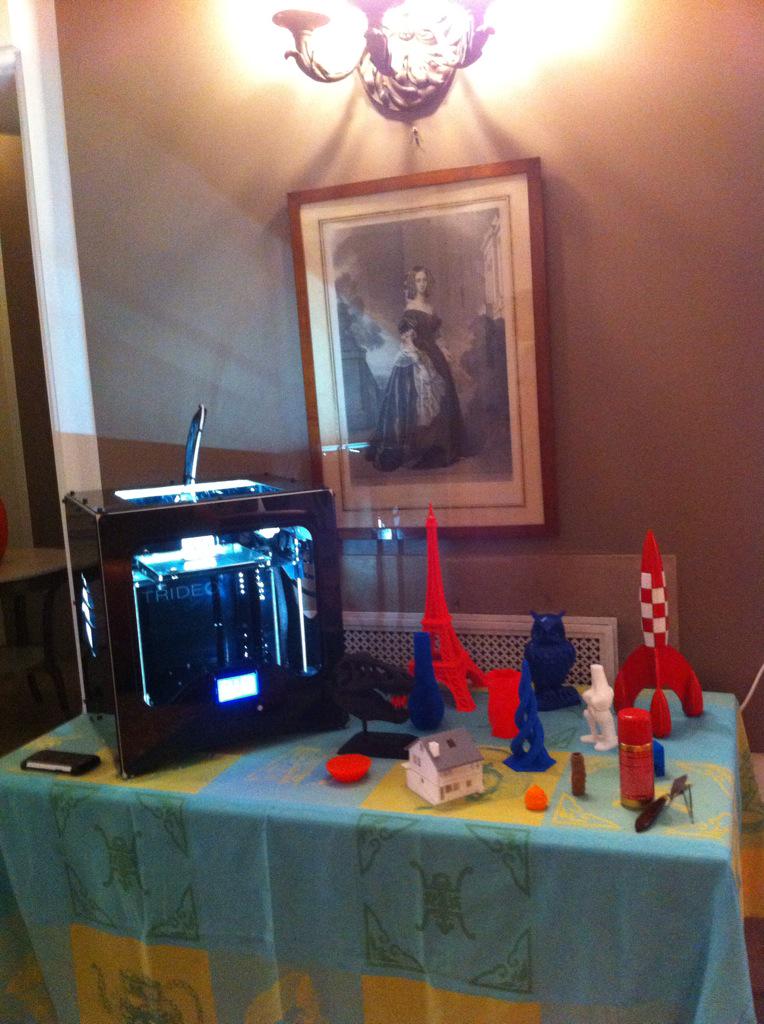 Trideo3D's tweet image. Haciendo una demostración de la #PrintBox en la embajada de #Bélgica #impresión3d #BuenosAires #3DPrinting