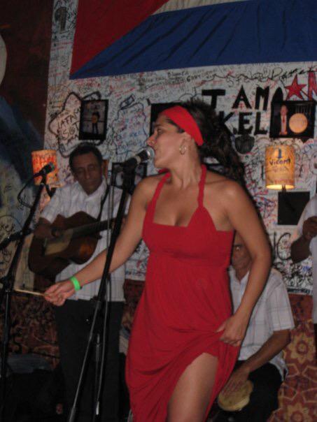 BiaCalderonG's tweet photo. Porque cantaba !? Porque todos cantabamos !!? O no @oyunesm !? 😂😂#TBT #PlayadelCarmen #feb2009 #happytimes 🎉 http://t.co/6XQmT0sEu4