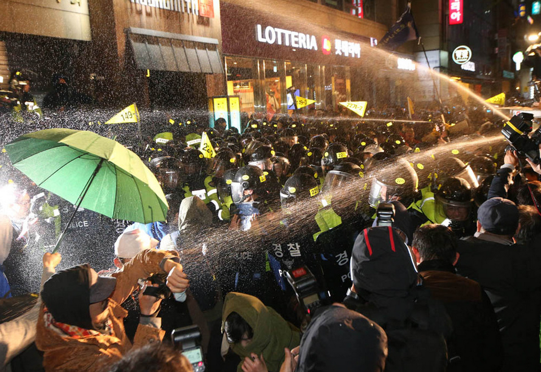 "유족 권남희씨, 경찰 방패에 갈비뼈 부러져"
박성복 군의 어머니 권남희 씨가 16일 밤 서울 종로 조계사에서 경찰의 진압과정에 갈비뼈 4개가 부러져 폐를 찌른 것으로 확인됐다,