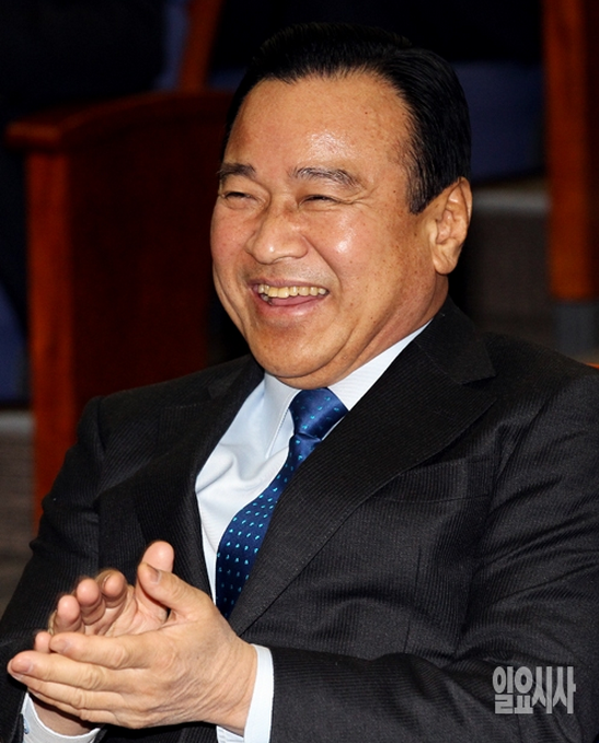 "#현직총리 검찰 수사를 받아야 하는 전대미문의 상황에서 증거 인멸 시도"
#이완구 수 차례 거짓해명과 사건 관련자들의 통화를 몰래 녹취해 검찰 수사에 이용하려 한 것이 드러나면서 도덕성 논란은 증폭될 전망이다