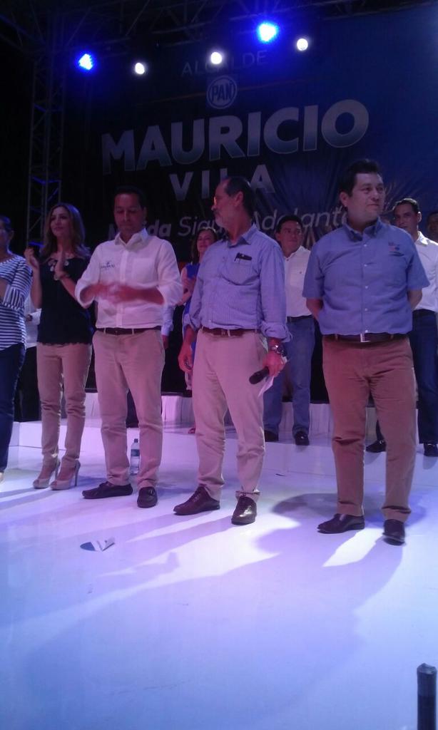 YUCATANALMINUTO's tweet photo. El PAN se apoya y agradece a la familia: @MauVila #MeridaSePintaDeAzul http://t.co/1kgNY65s2O