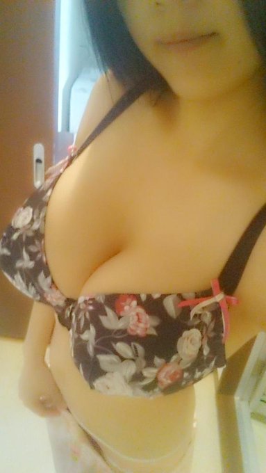 新しいブラ届いた󾭠黒のブラで花柄♪(/&omega;＼*) http://t.co/27xAHt9qr4