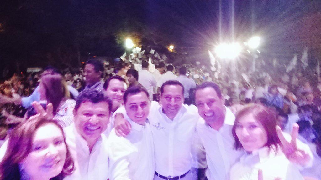 AsisFC's tweet photo. Todos juntos con @MauVila #MeridaSePintaDeAzul con @RaulPazMx @RodolfoGlezC @BeatrizZavala #CindyDiputada http://t.co/EjSffkUl72