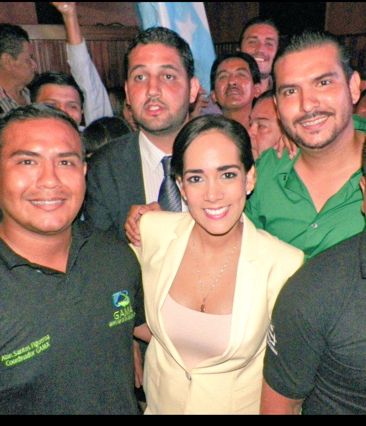 panchoeduarte's tweet photo. @viviana_bonilla @JorgeGlas @SomosMasEc @35PAIS ahí estaremos una vez más los Universitarios apoyando la REVOLUCIÓN! http://t.co/wDgKUIzMUl