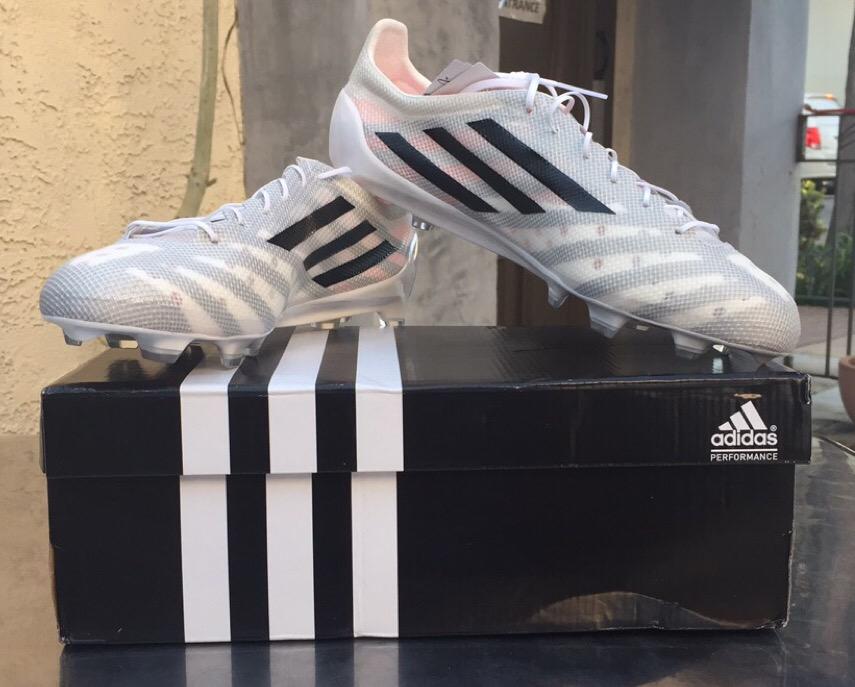 BrianaAguila_'s tweet photo. Can we just take a moment? 🙌⚽️ #adidas #99gram http://t.co/jbM7qk3569