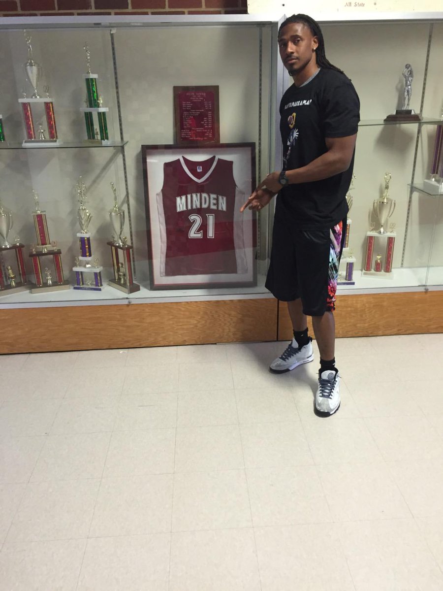 High_Rizer38's tweet photo. Standing in front of my wife @ShanWilliams21' retired high school jersey. #3000pointclub http://t.co/zr3uMi0UKj