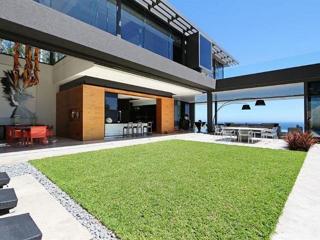 JasonConcalves's tweet photo. I have found my dream home just to bad its too big for 2 people.. 5 bedrooms, 7 bathrooms. It even includes a theater http://t.co/DjtGWmzcUc