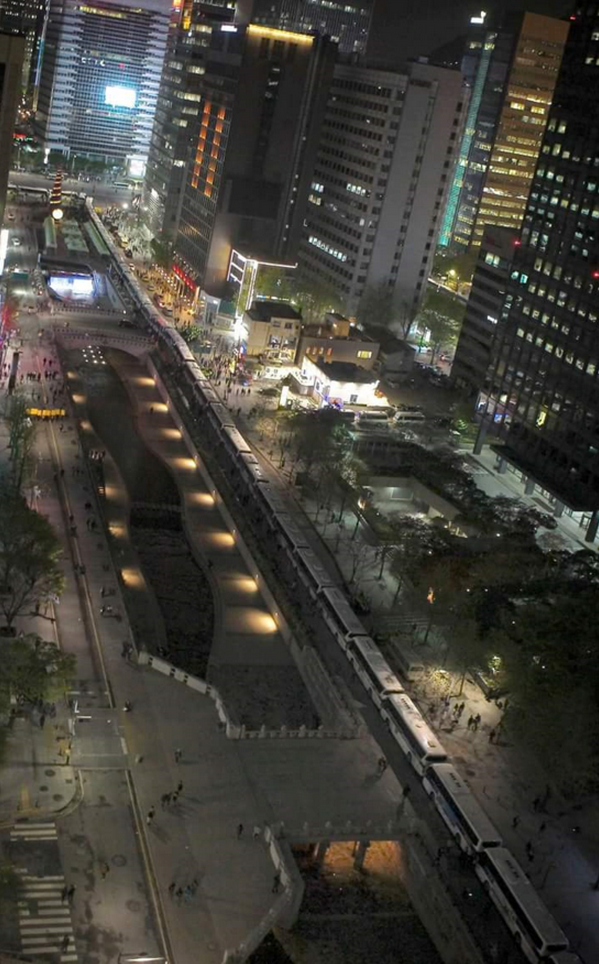 세월호 1주기,추모객들이 헌화하러 가는 길을 불법으로 무단 차단한 권력의 시녀들이 벌인 천륜과 인륜을 무시한 #세계제일 패륜산성입니다.