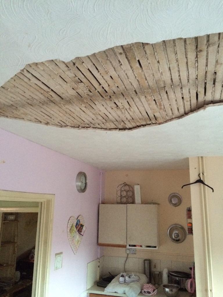 Terry201173's tweet photo. @Bob4Colchester my girlfriends ceiling in her kitchen.  I have a 3 year old go there often!! Please help http://t.co/NGtcEWAkau