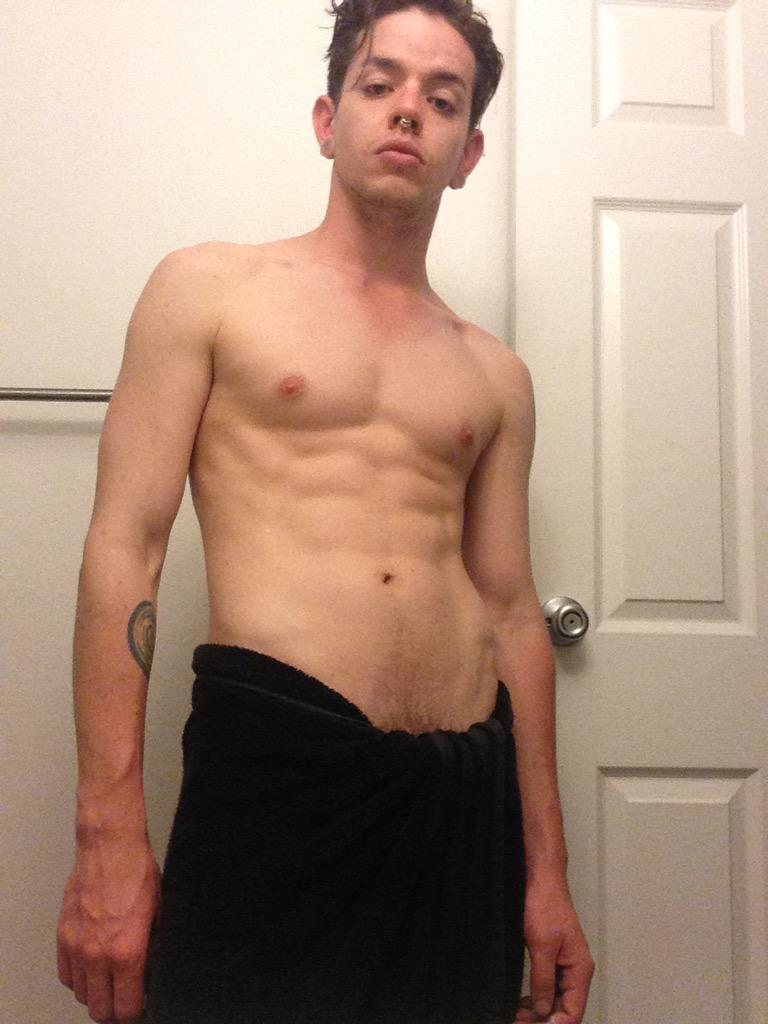 xAshCassidyx's tweet photo. Barely spring n got a farmers tan goin. I wish I could tan, I wish I was a farmer. Always wantd 2 fuck ina cornfield. http://t.co/OjPERrFHmK