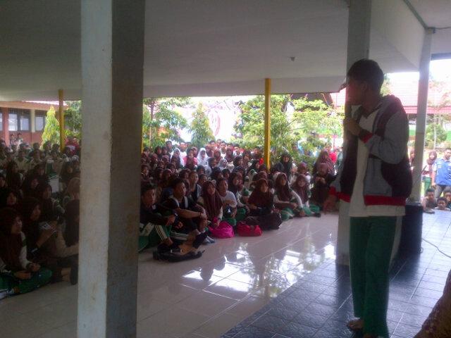 AldoReynaldo_7's tweet photo. @smanpel ISTIMEWA, terima kasih buat tawa kalian, wish you all the best .thanks to @standup_PLH #PECAHKAN http://t.co/RyDrQ2DZTE