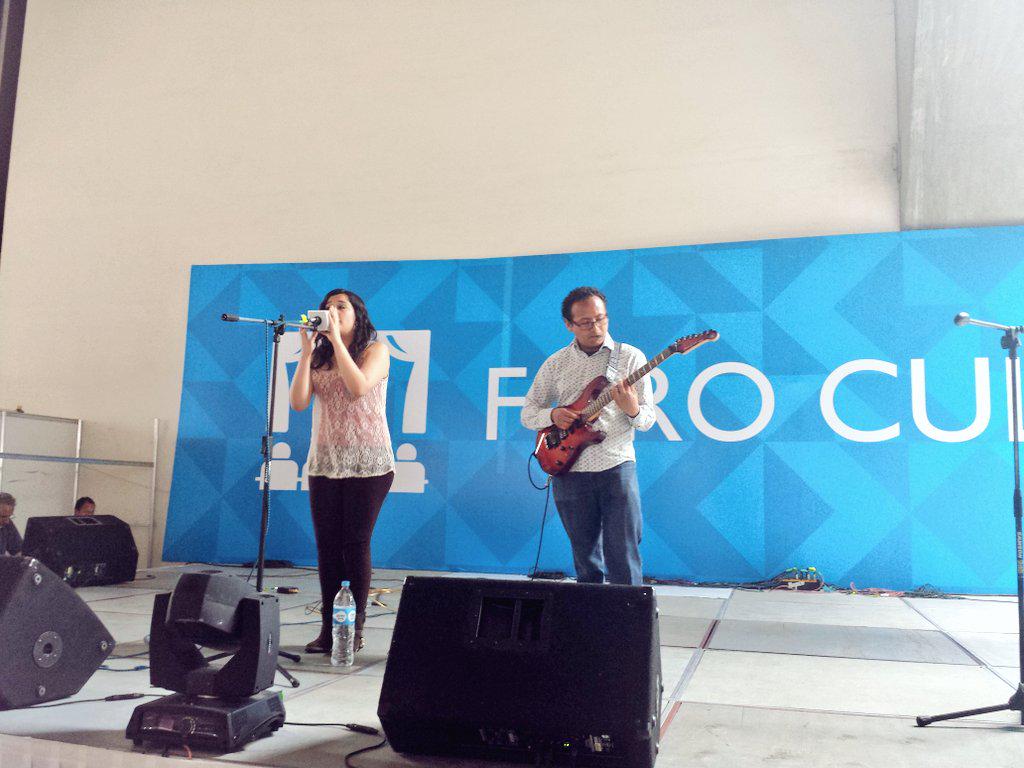 Tercerallamadap's tweet photo. Transmisión especial desde la @FeriaPuebla gracias @jordicarne @BlueAlterf por su música @PueblaFMmx @CExpositorPue http://t.co/qjOJZeeyh0
