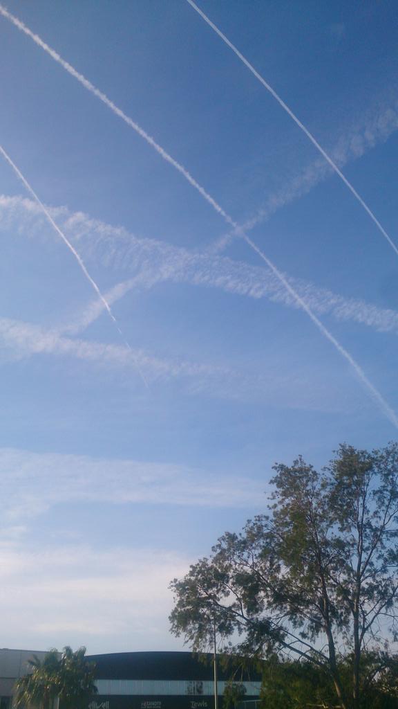 letimarii's tweet photo. Chemtrails?? @Andrea_LZ9 @navedelmisterio http://t.co/S8i7Fl0Oaa