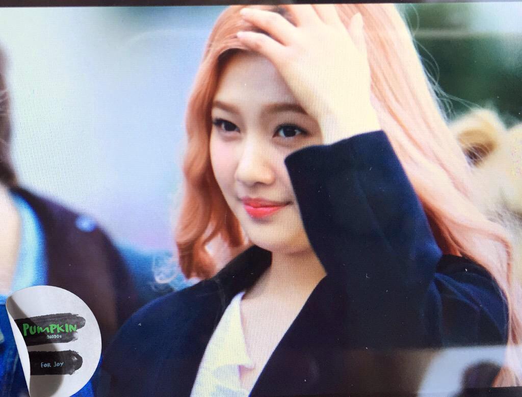 forvelvetcom's tweet photo. [PREVIEW] 150417 Heading to Music Bank - JOY

(cr: pumpkin) http://t.co/j6FB6SQo0l
