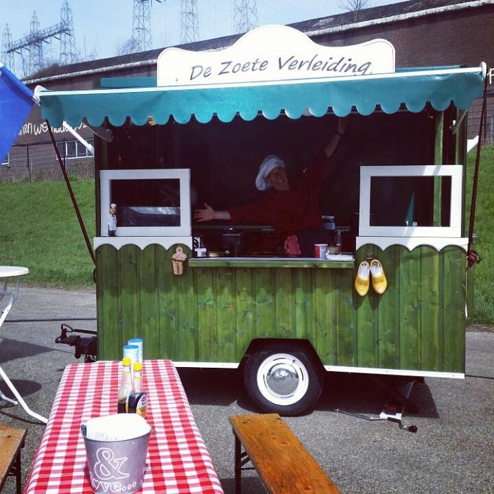 Poffertjes, crêpes of wafels op Uw feest? 
Wij verzorgenhet graag.
Ook verkoop op festivals.