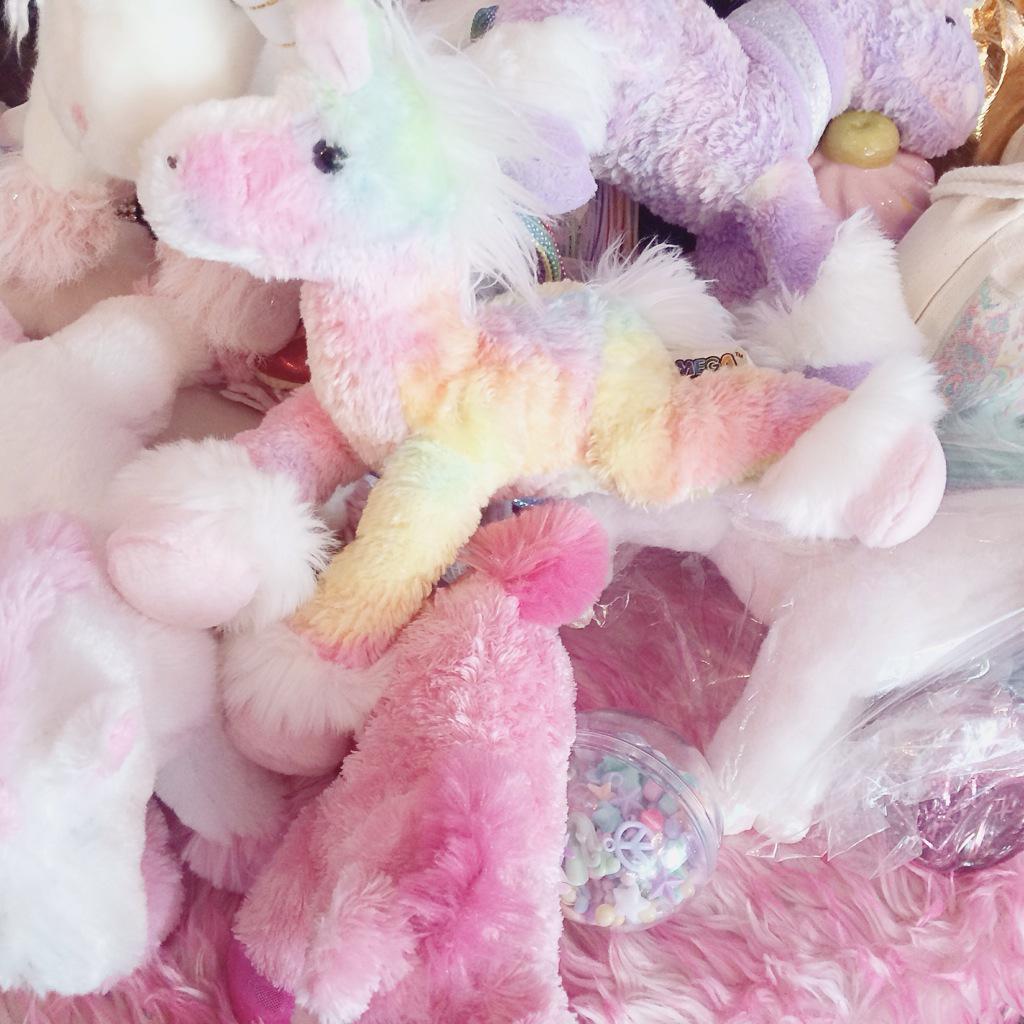 puddingsp's tweet photo. Unicorn Cefe' คาเฟ่ยูนิคอร์น ตุ๊กตาเยอะ มีมุมให้ถ่ายรูป สีมุ้งมิ้งๆ ขายทั้งเสื้อผ้า ตุ๊กตา ขนมเครื่องดื่ม #อร่อยไปแดก http://t.co/cFDYS7KS8z