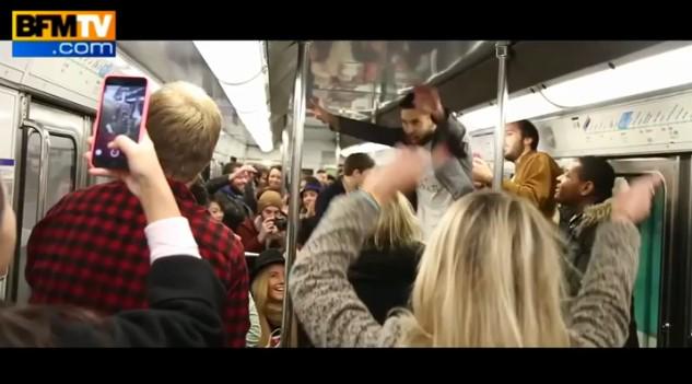 BFMTV's tweet photo. VIDEO - Cet homme arrive à faire danser une rame entière du métro parisien http://t.co/DcVqBo24ZK http://t.co/uQLPY11snO