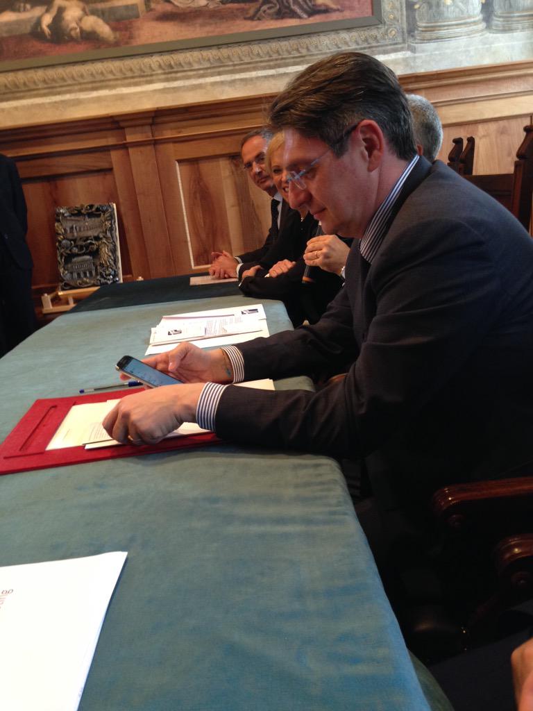 zanzottera's tweet photo. Grande Emilio Del Bono @DelBono2013 sindaco del @ComuneBs che usa l'app di #prenoting ;) cc: @Appocrate_it http://t.co/RC2y3ktUuy