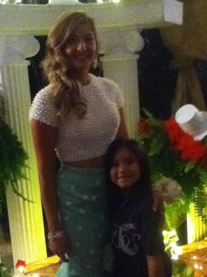CrawfordEstela's tweet photo. Sorry for the quality of the image. Old iPod. #kylabug 💚 you to the 🌛 and back @LaGroneMadison 💋💋 http://t.co/kbqJWHp1hT