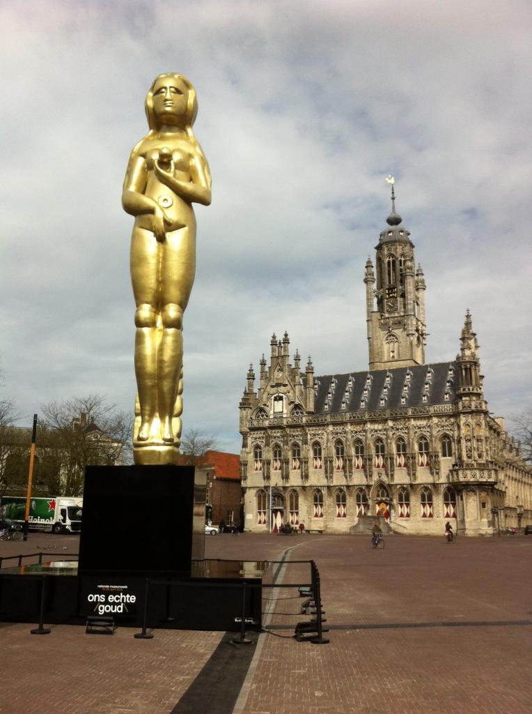 Eva #onsnationalegoud <a href="/Zeeuwsmuseum/">Zeeuws Museum</a> #nationalemuseumweek op de markt <a href="/Gem_Middelburg/">Gemeente Middelburg</a>