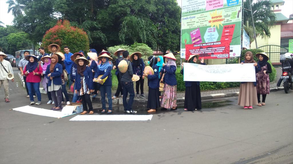 agriuinjkt's tweet photo. Ini kemarin nih, #agriuinkeren (y) RT @agreventuinjkt: Kampanye "Mari kutamakan untuk mengonsumsi buah lokal" 🍐🍉🍌 http://t.co/QlVchoNO7w