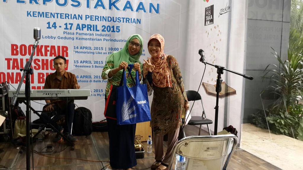 pkemenperin's tweet photo. Penyerahan hadiah Juara 3 lomba twitpic #openhouseperpus @mithasbu http://t.co/gUQYoNZj8H
