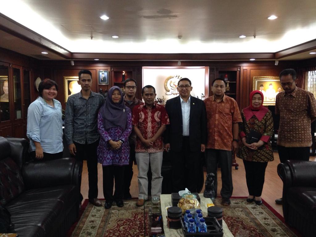 #KegiatanPerludem usai audiensi <a href="/titianggraini/">Titi Anggraini</a> <a href="/heroikmp/">heroik mutaqien p</a> @sebvanschaik <a href="/diah_setiawaty/">peponi</a> dgn Wakil Ketua <a href="/DPR_RI/">DPR RI</a>