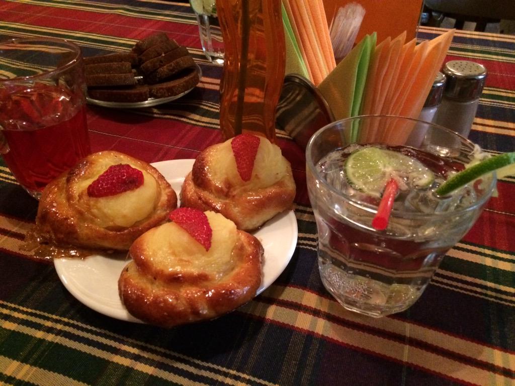 levics's tweet image. Ja nāk ar puķēm pusdienās uz @DrauguDarbnica tad jubilāre uzstājas :)