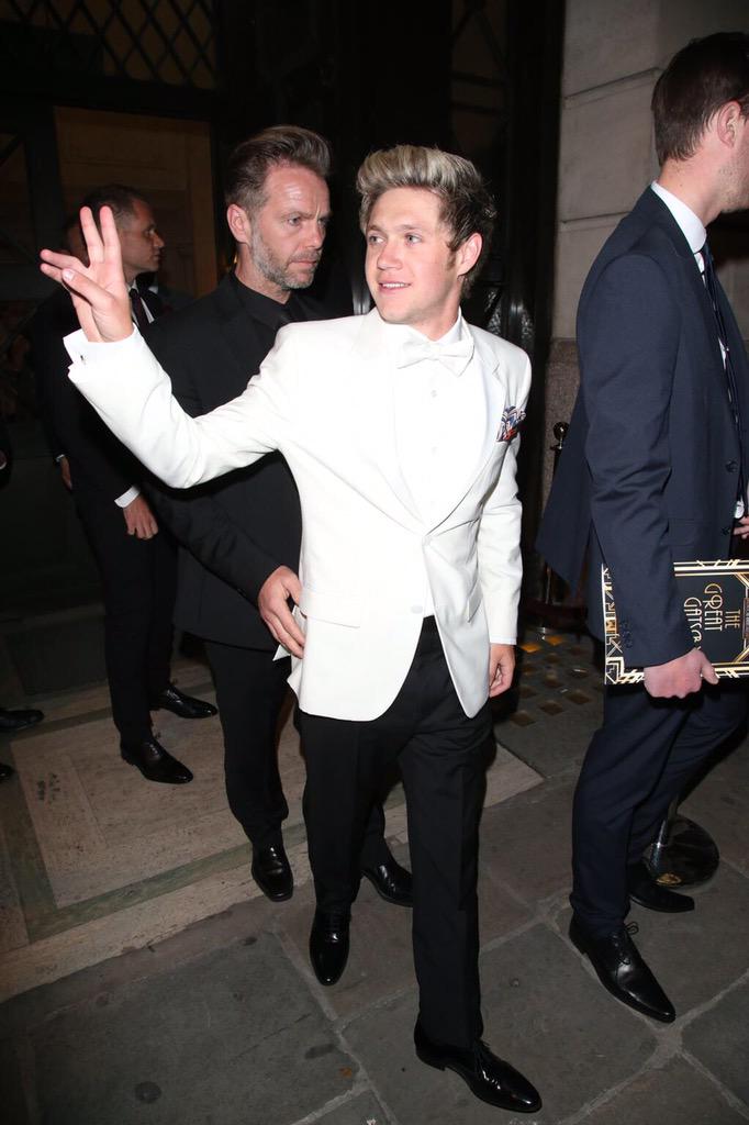 ロンドンで行われたTrekStockサポートのGreat Gatsby Ballを一緒に出るNiallとMelissa😮🔥