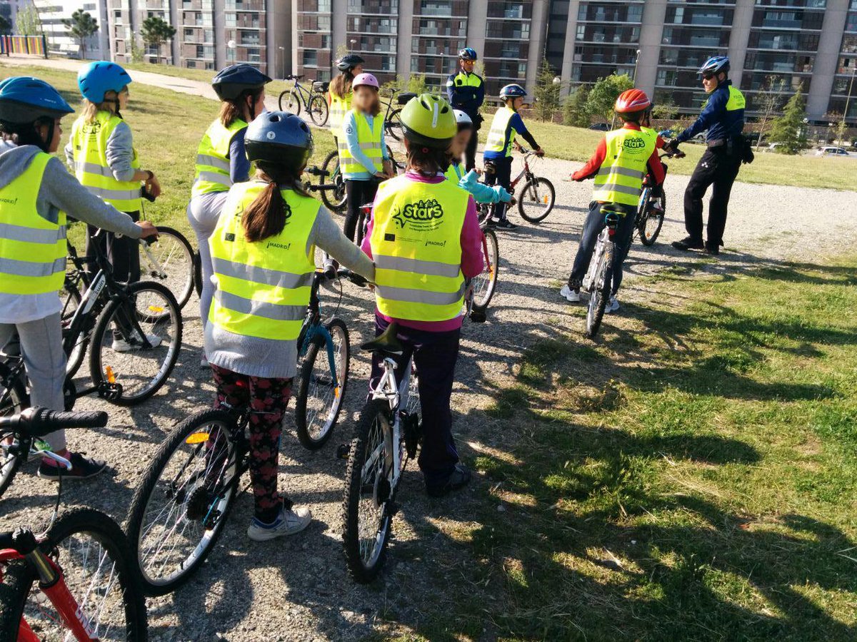 ColeEstudiantes's tweet photo. En bici por #LasTablas con @policiademadrid en la 3ª sesión del curso de capacitación ciclista @STARSEuropeOrg http://t.co/loPD7ittyi