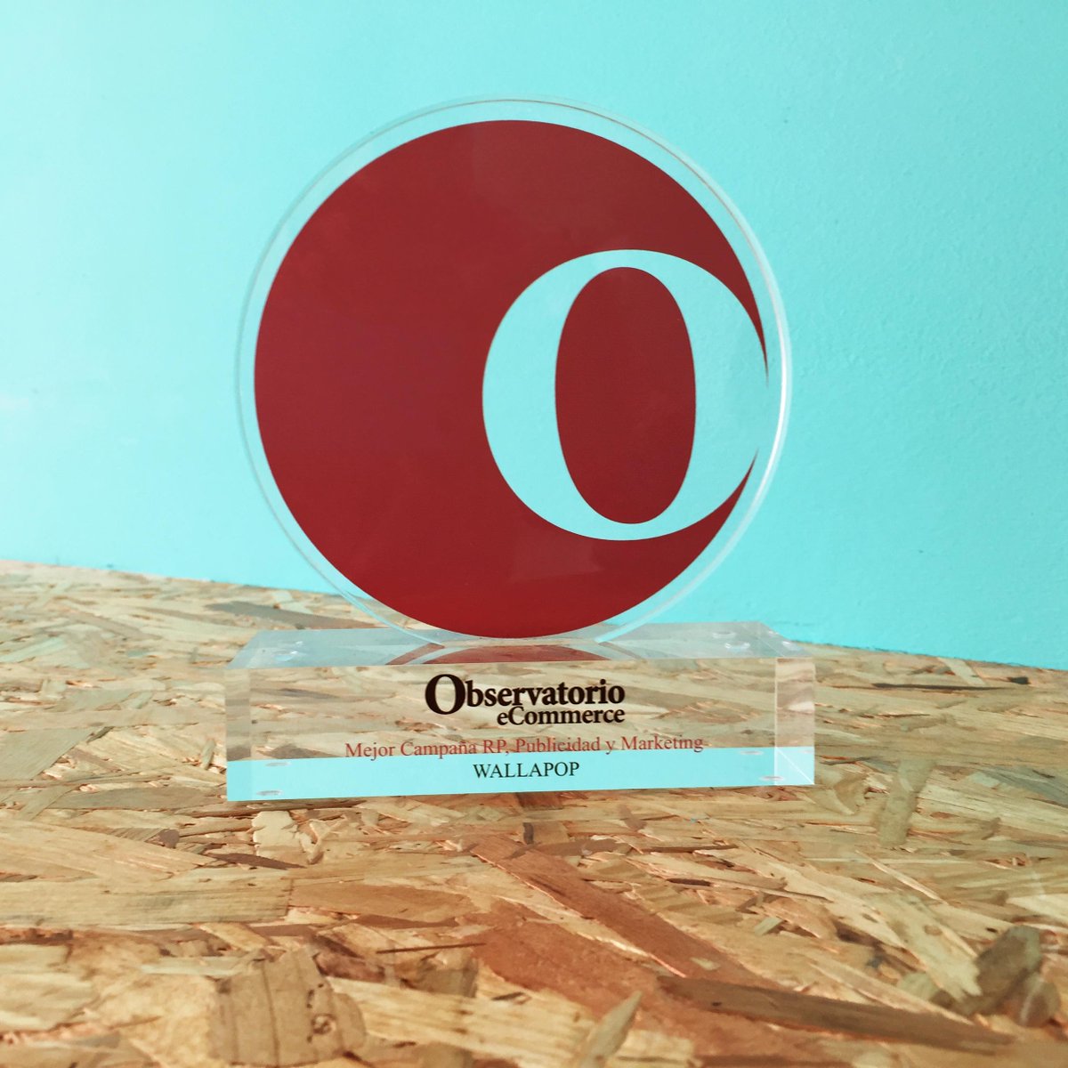 wallapop's tweet photo. Ya tenemos en nuestra Grada #Wallapop el premio a la mejor campaña de publicidad de @ForoEcommerce. ¡Gracias a todos! http://t.co/eLtqpYbTmZ