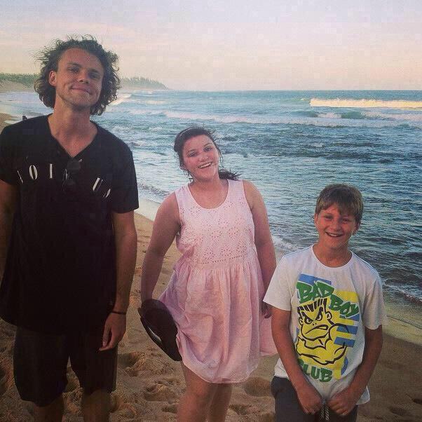 lowqashton's tweet photo. ashton and his wonderful family http://t.co/gzSWW8M5Kr